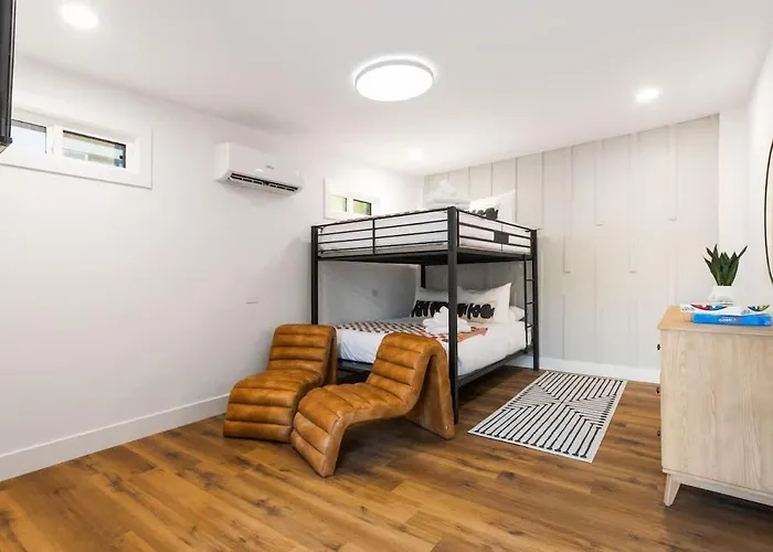 Sunburst Estate - Pool - Hot Tub - Tons Of Games! Holiday home *